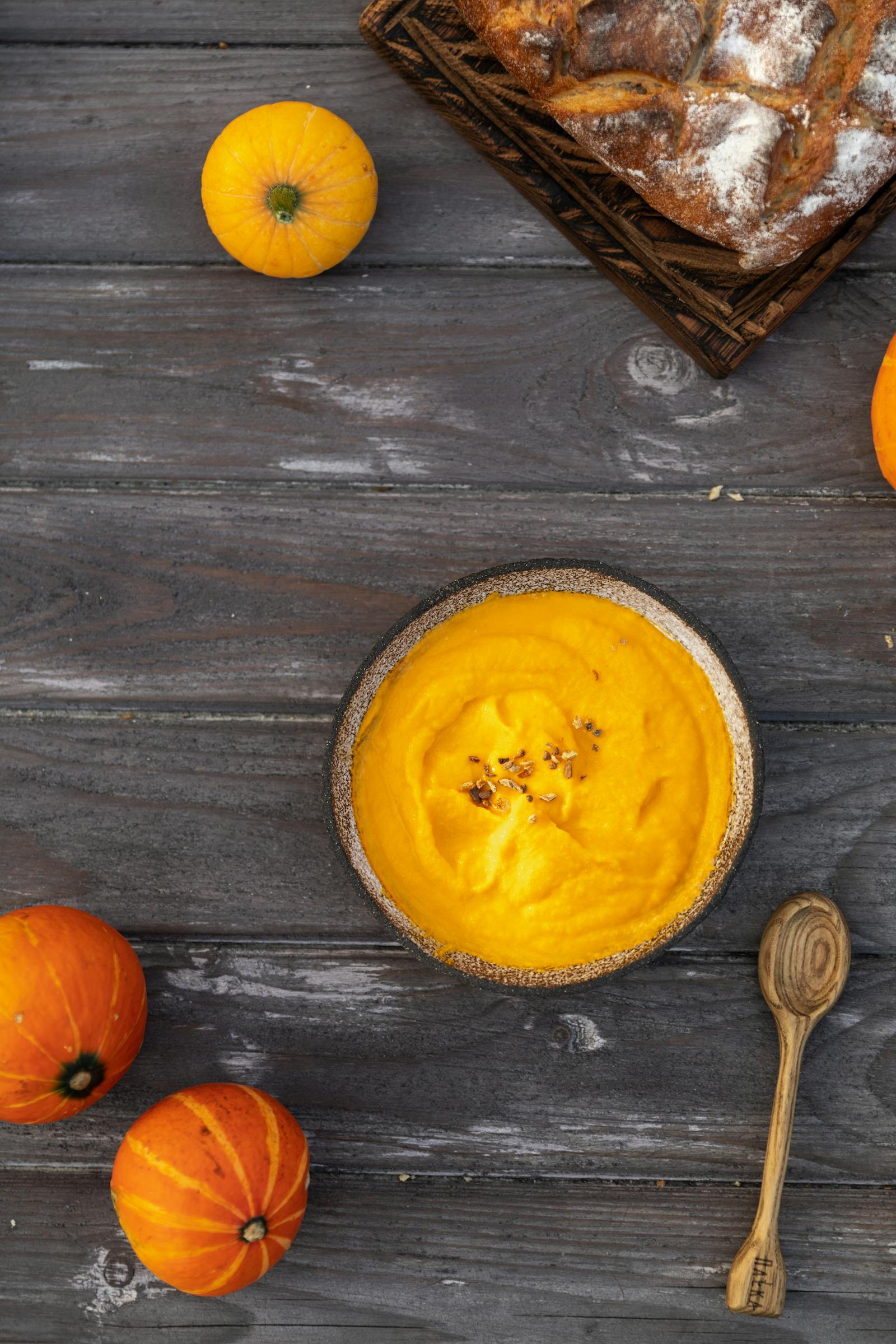 Velouté de potimarron servi dans un bol avec graines, plat typique du batchcooking d'automne