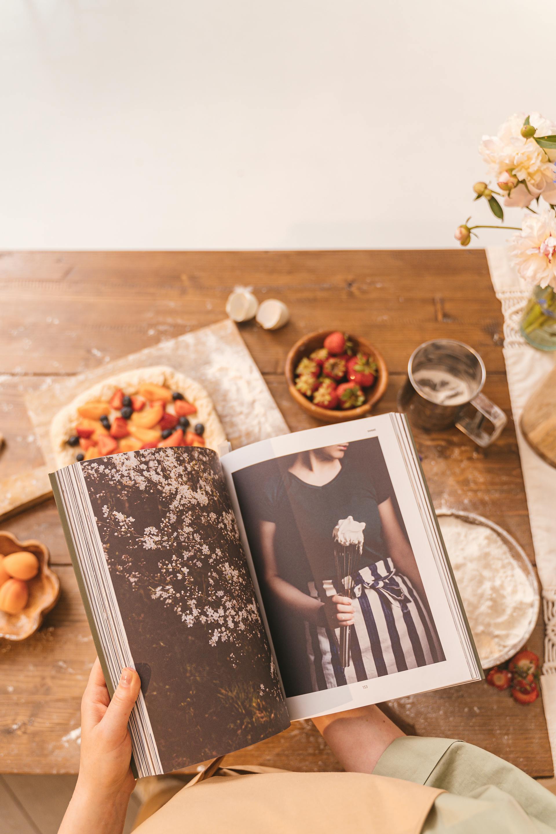 Livre de cuisine ouvert dans une cuisine pour choisir un livre de batch cooking