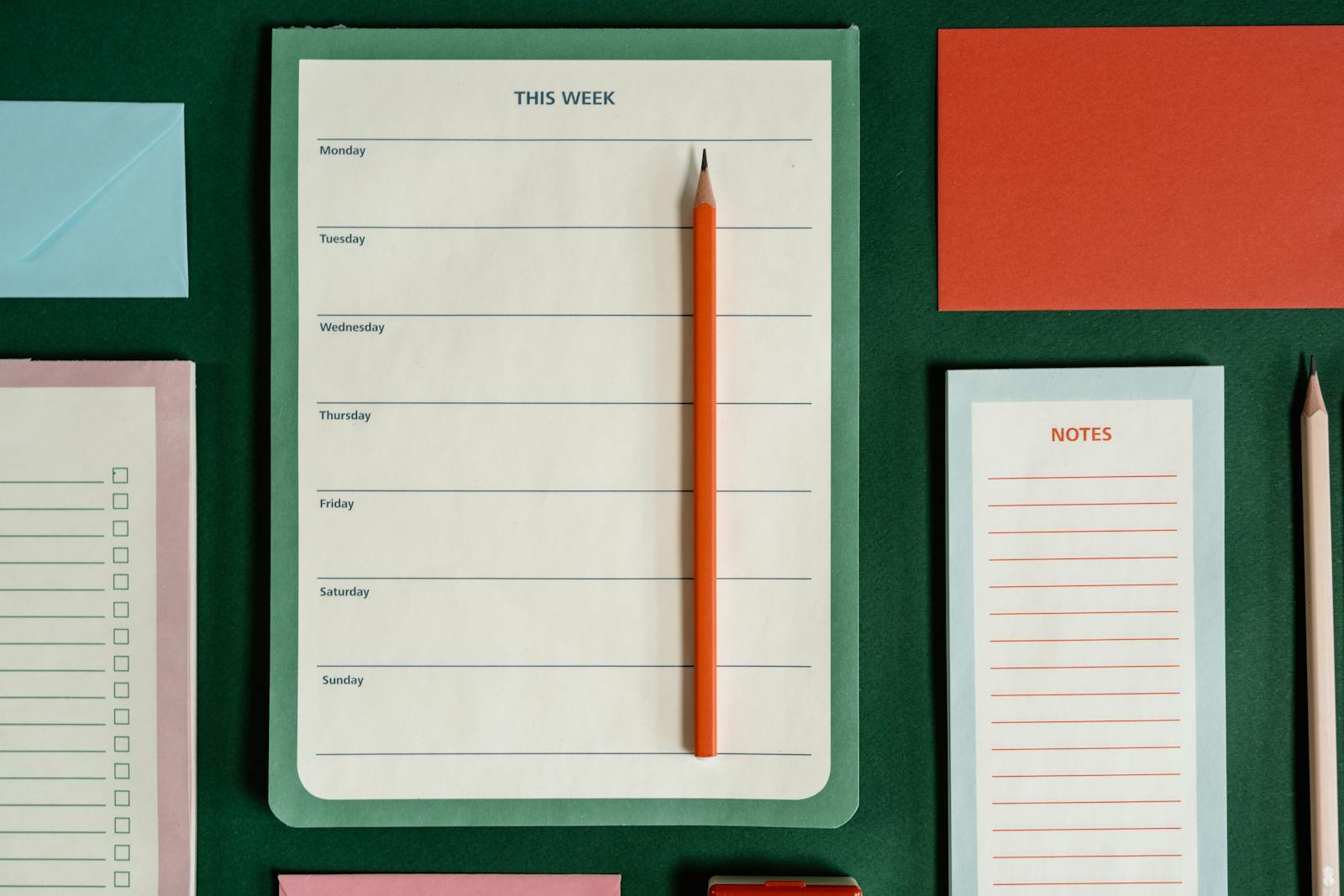 Planning et liste de courses sur un agenda papier pour préparer le batchcooking de la semaine