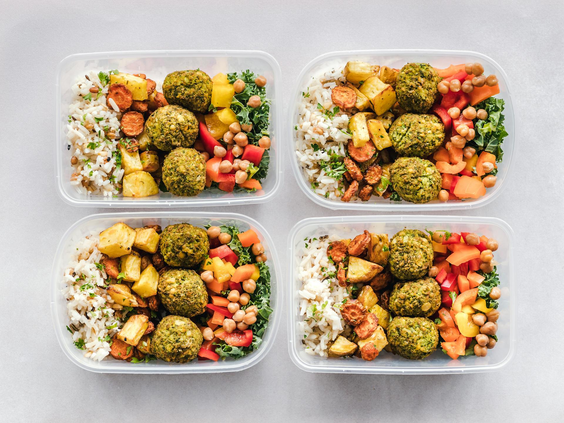 Plats préparés à l'avance dans des contenants en verre pour le batchcooking de la semaine