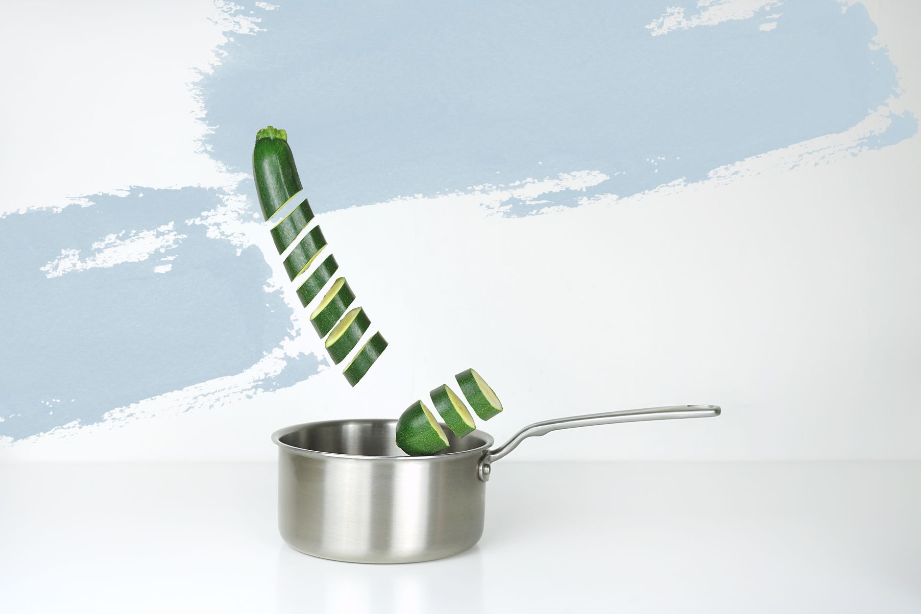 Rondelles de courgette fraîchement coupées avant congélation