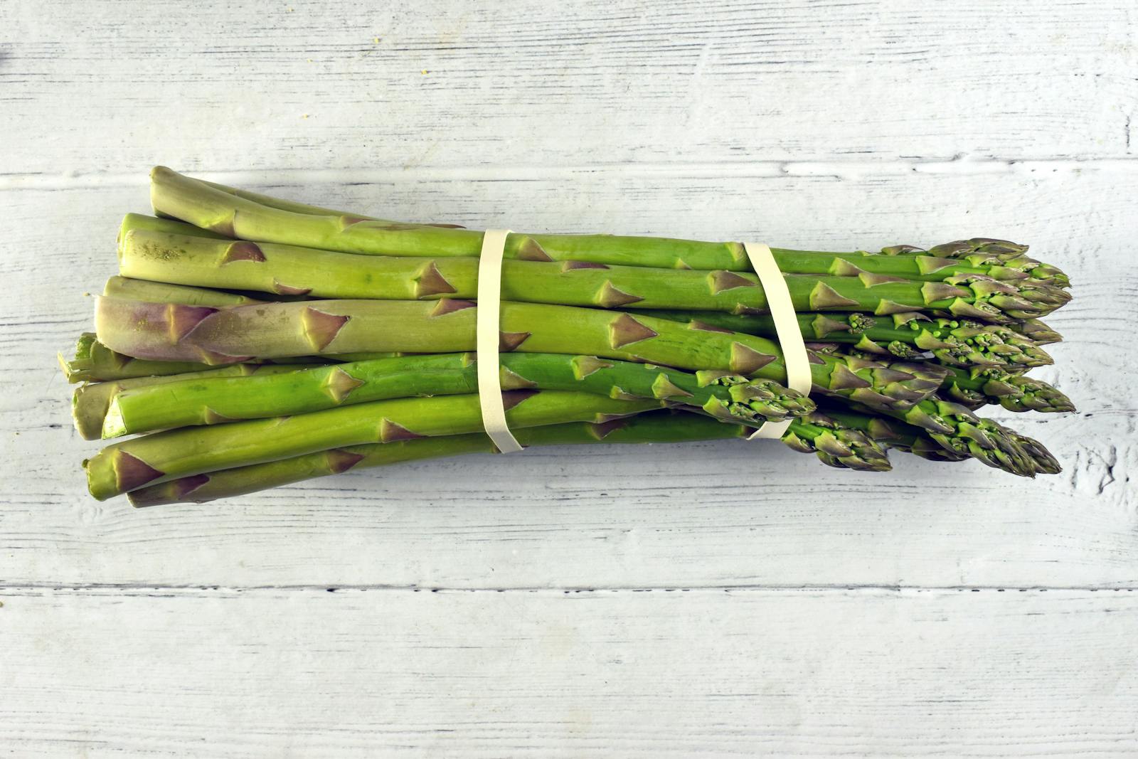 Asperges blanches fraîches épluchées prêtes à être cuites